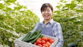 女性が野菜を見て笑っている