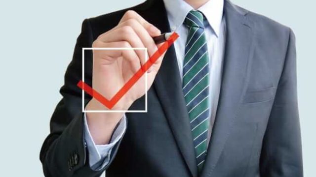 男性がチェックボックスにチェックを入れている